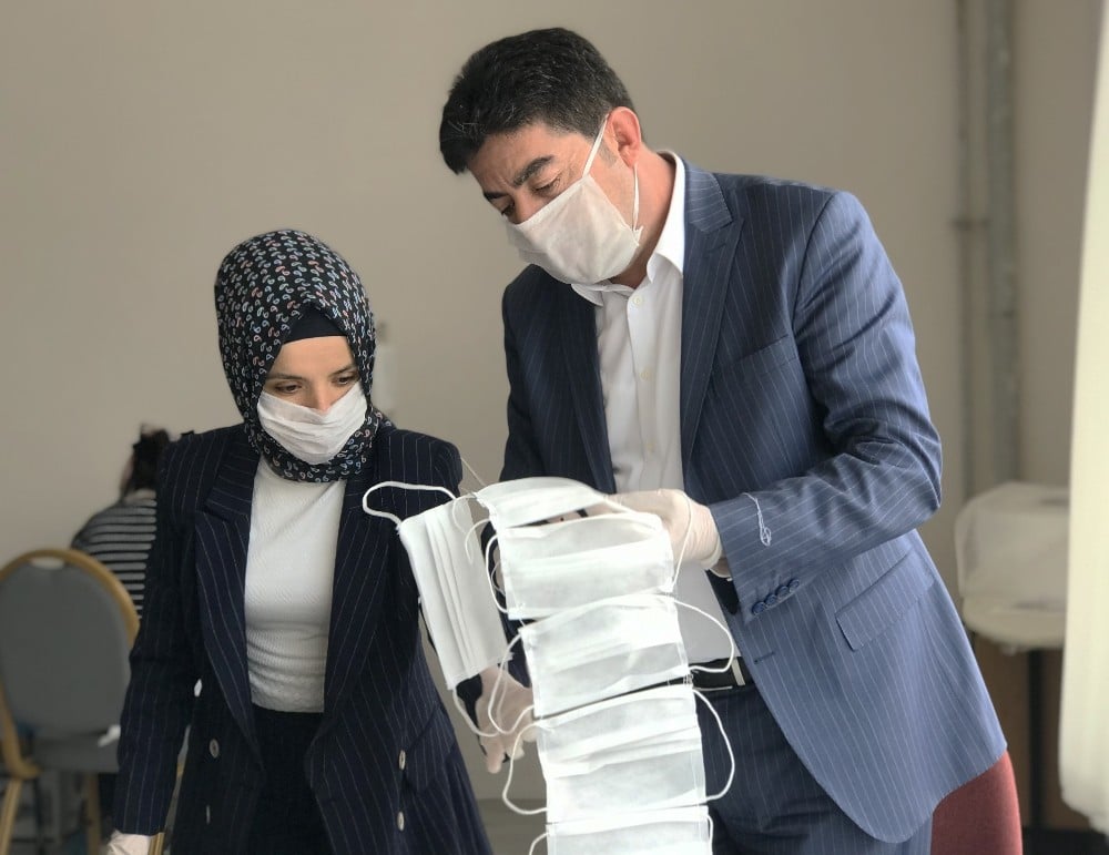 Maske üretimi için kollar sıvandı: Kaymakam dikiyor, başkan ütülüyor 