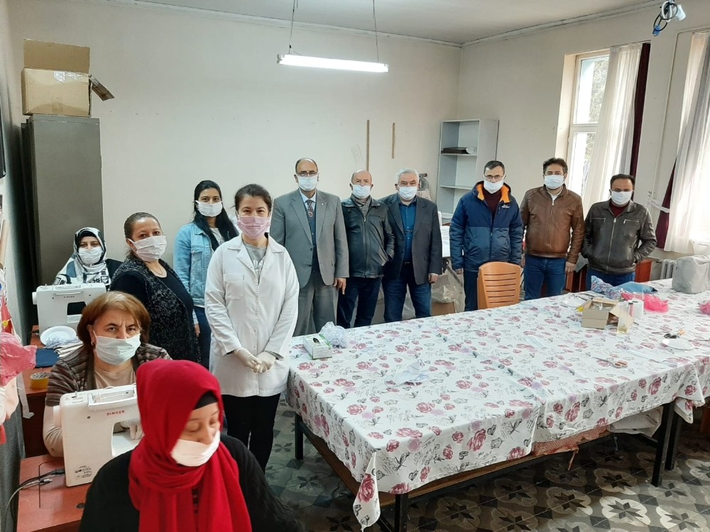 Maske üretiminin ardından ‘yüz koruyucu siperlik’ üretmeye başladılar 