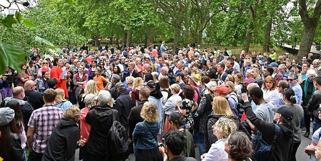 Maske ve aşı karşıtı insanlar sokağa indi: Bill Gates tarafından ortaya çıkarıldı!