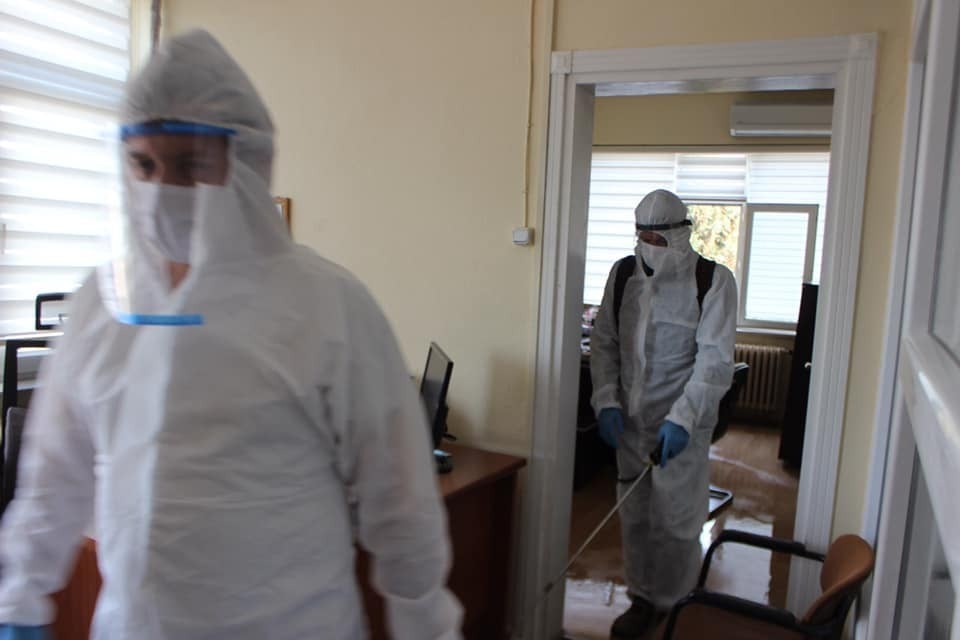 Maske ve bonenin ardından şimdi de ilaçlama tulumları üretiyorlar 