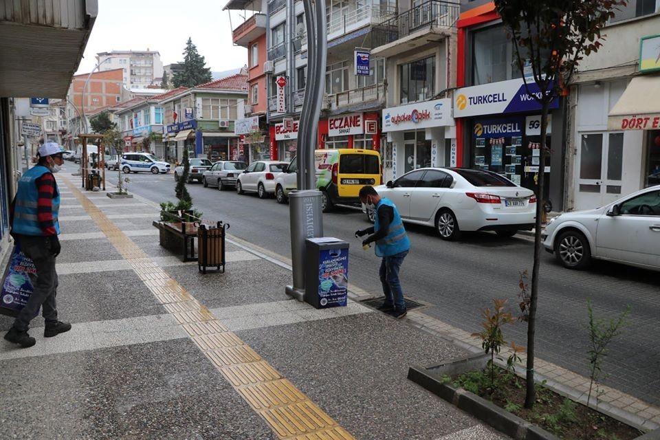 Maske ve eldivene özel atık kutusu 