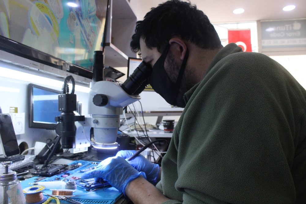 Maske ve eldivenle telefon tamir ediyor, dezenfekte edip kapıya kadar getiriyor 