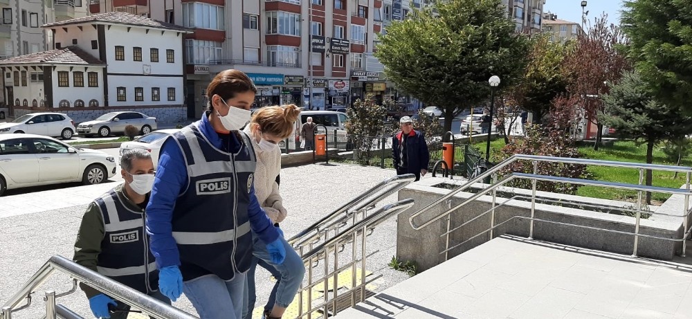 Maskelerle girdikleri evden 4 bin lira çaldılar 