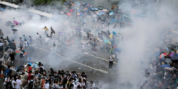 Maskeli bir grup, göstericilere saldırdı