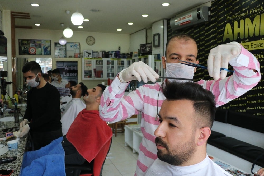 Maskeli eldivenli tıraş 