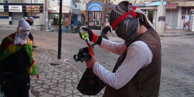 Maskeli hainler iş başında: 2 polis yaralandı