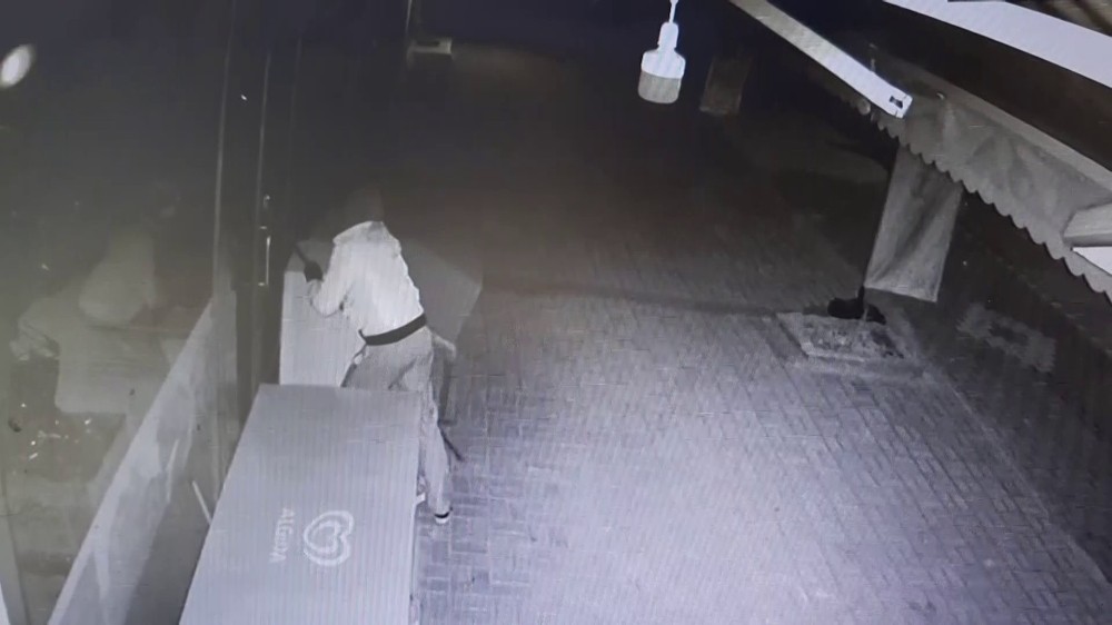 Maskeli hırsız marketi soyup kaçtı 