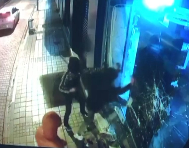 Maskeli hırsızlar güvenlik kamerasına yakalandı 