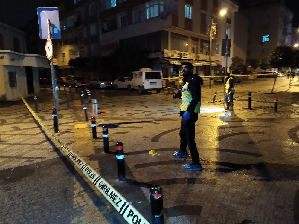 Maskeli iki kişi sokaktaki gençlere kurşun yağdırdı: 2 ağır yaralı 