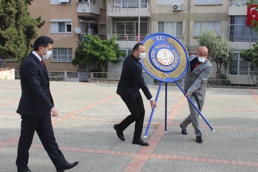 Maskeli ve sosyal mesafeli 23 Nisan töreni 