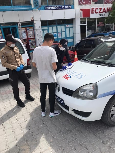 Maskesiz dolaşan 18 kişi para cezası 