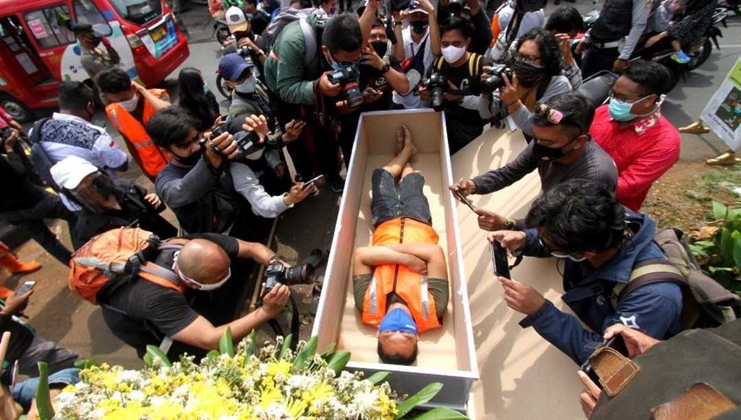 Maskesiz dolaşana tabutta yatma cezası