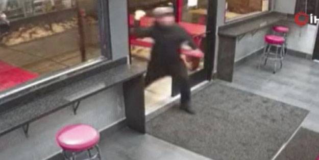 Maskesiz restorana alınmayınca tuğla fırlattı