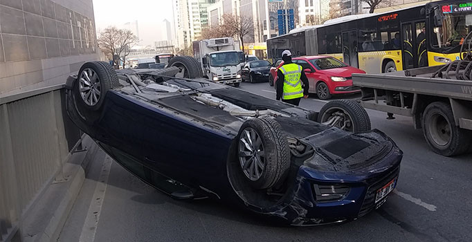 Maslak'ta lüks otomobil takla attı: 1 yaralı