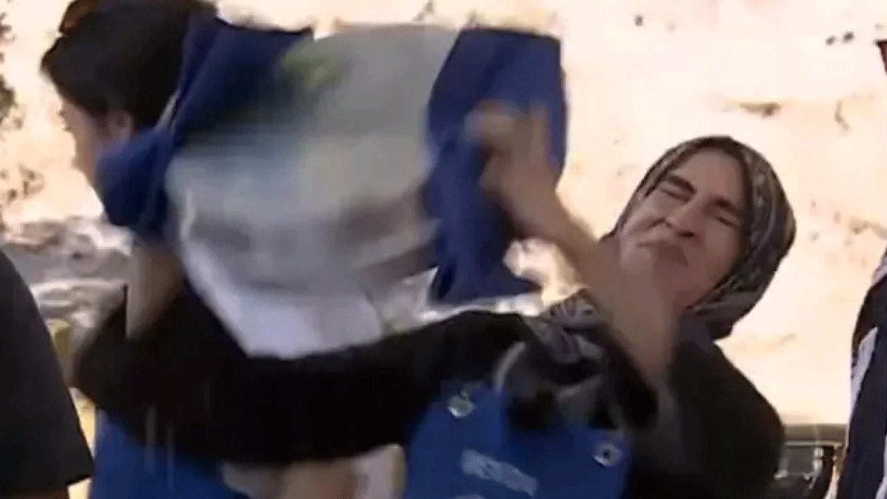 MasterChef'te bir rezillik daha! Başörtülü yarışmacı acı içinde kıvranırken...