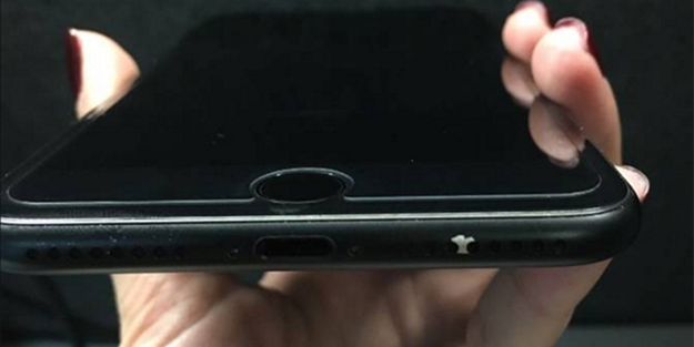 Mat siyah iPhone 7 soyuluyor