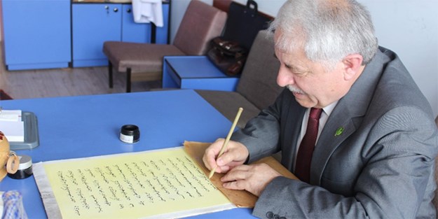 Matematik profesörü Kur’an-ı Kerim'i 4 kez elle yazdı