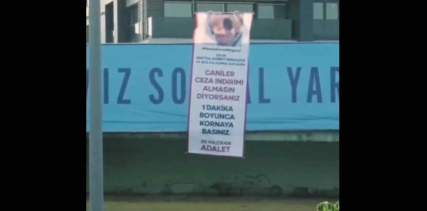 Mattia Ahmet Minguzzi için bir üst geçide pankart asıldı! Sürücülerin tepkisi gündem oldu