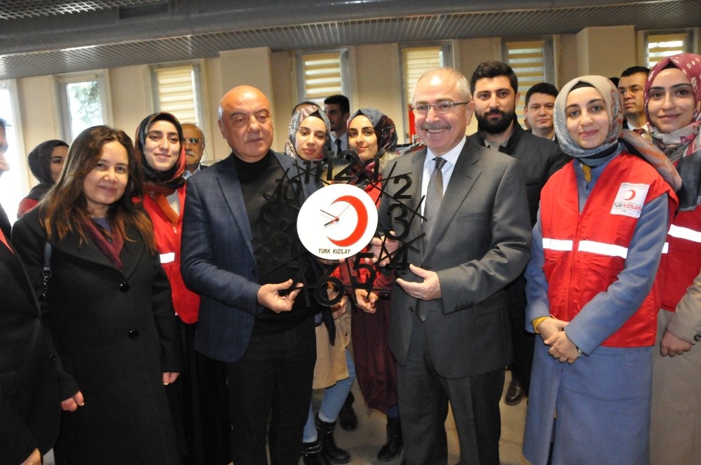 MAÜ’de ücretsiz giyim mağazası açıldı 