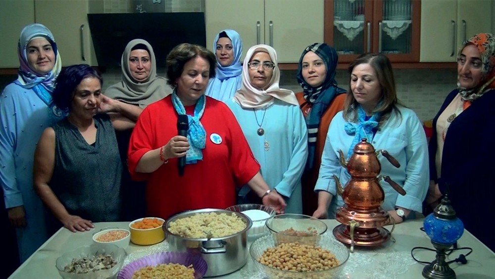 ‘Mavi Fularlılar’dan aşure yapımı ve dağıtımı 