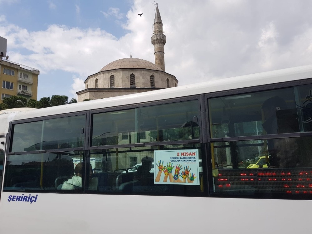 Mavi giyinen şehiriçi şoförleri otizme dikkat çekti 