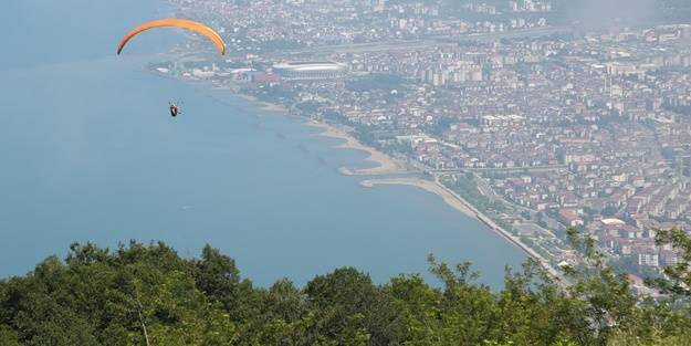 Mavi ile yeşilin buluştuğu kent yamaç paraşütçülerini ağırlıyor
