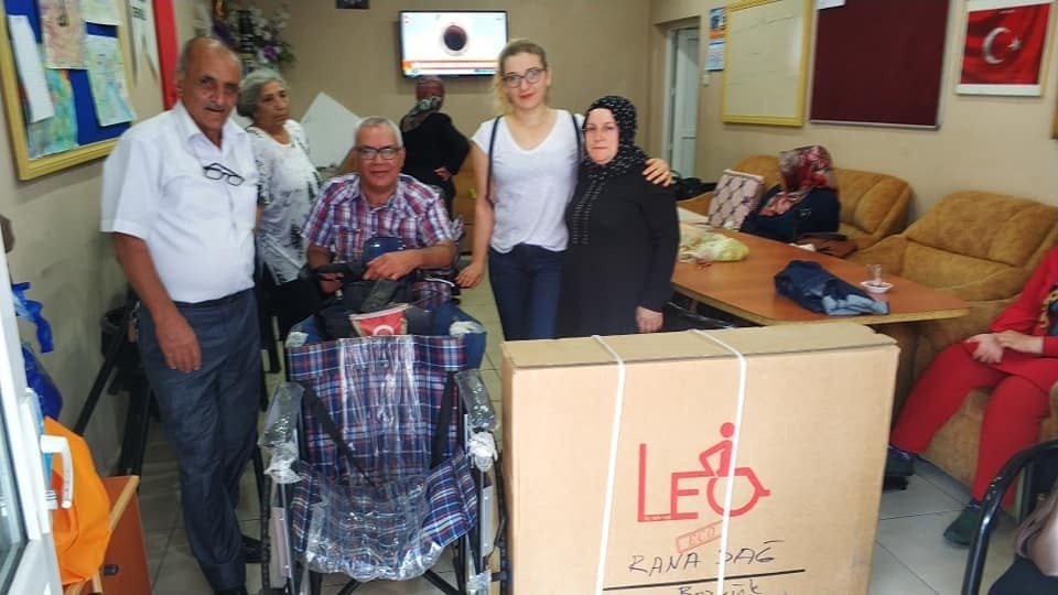 Mavi kapaklar tekerlekli sandalyeye dönüştü 