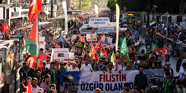 Mavi Marmara şehitleri Beyazıt Meydanı'nda anıldı! Binlerce kişi katillere meydan okudu