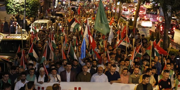 Mavi Marmara şehitleri unutulmadı! İftarın ardından şehitliğe doğru yürüyüşe geçildi