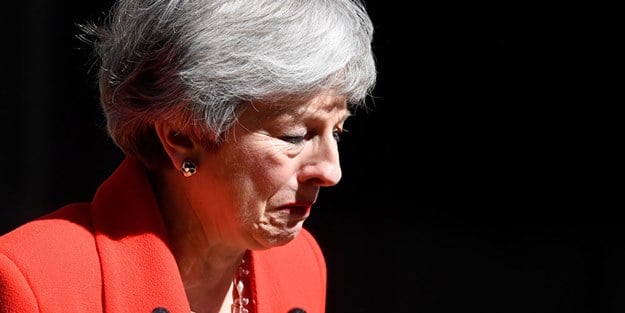 May, parti liderliği görevini bıraktı!