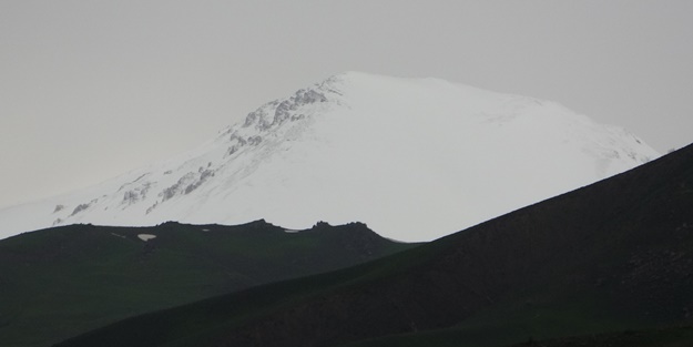 Mayıs ayında kar yağdı! Dağlar beyaza büründü