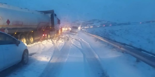 Mayıs ayında kar yağdı, yol trafiğe kapatıldı
