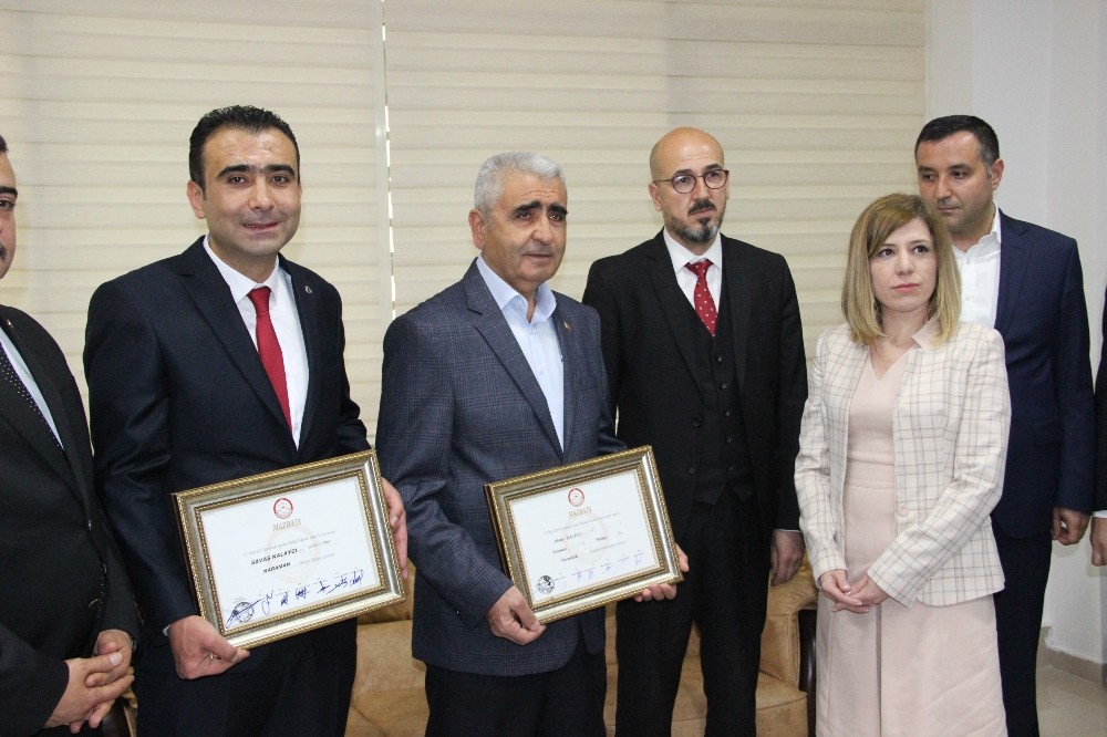 Mazbatalarını almaya baba ve oğlu birlikte geldiler 