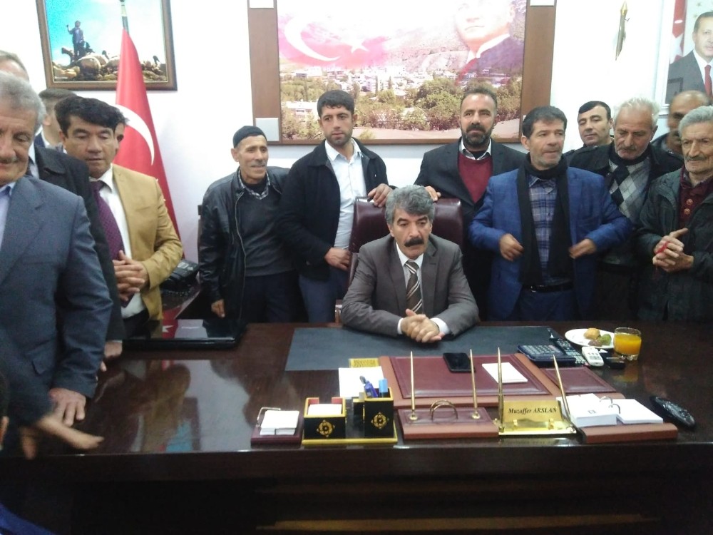 Mazbatasını alan AK Partili Aslan görevine başladı 