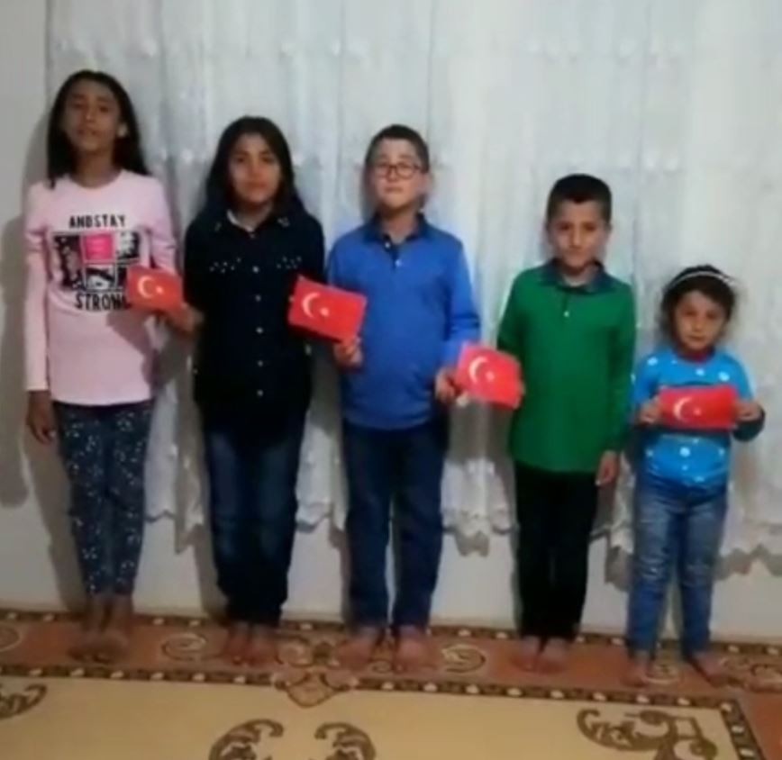 Mazıdağı’nda çocuklar 23 Nisanı evlerinde kutladı 
