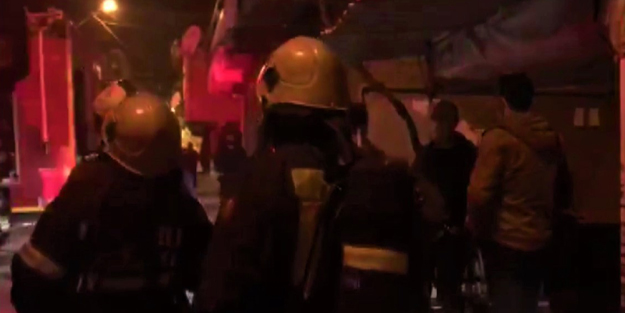 Mazotla sobayı tutuşturmak isteyince kendini de evi de yaktı