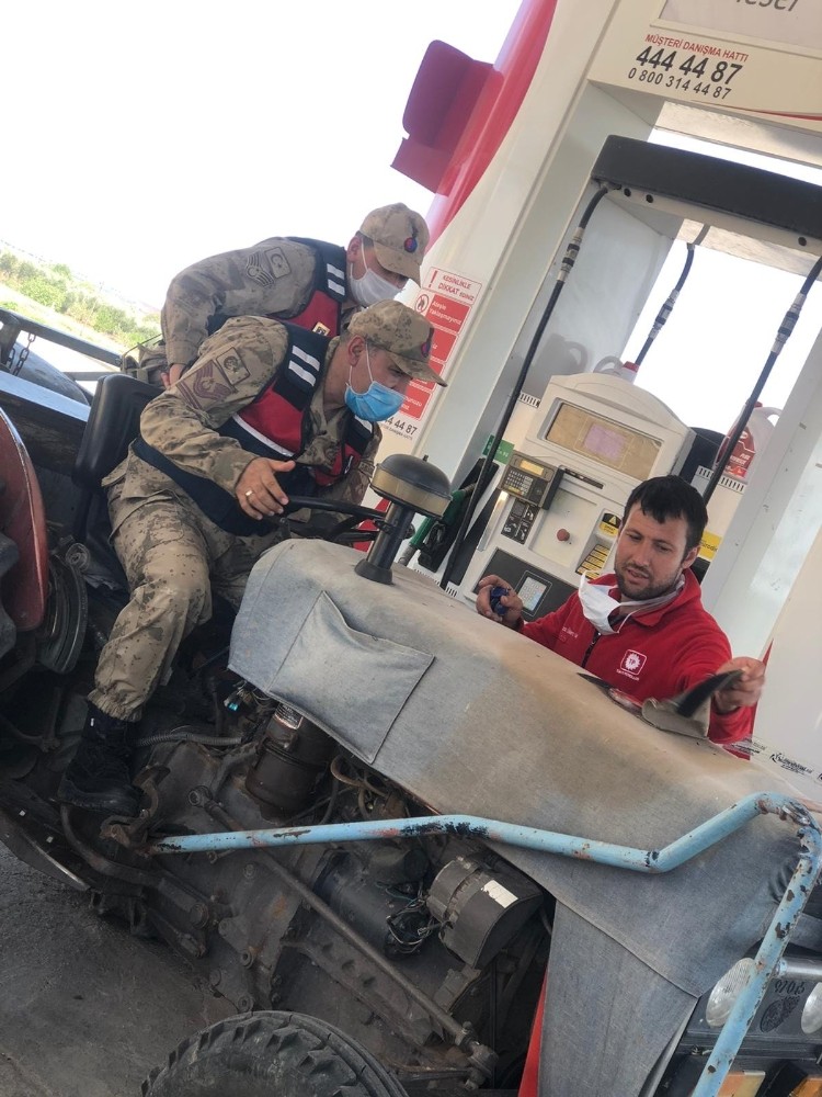 Mazotu biten çiftçinin yardımına jandarma koştu 