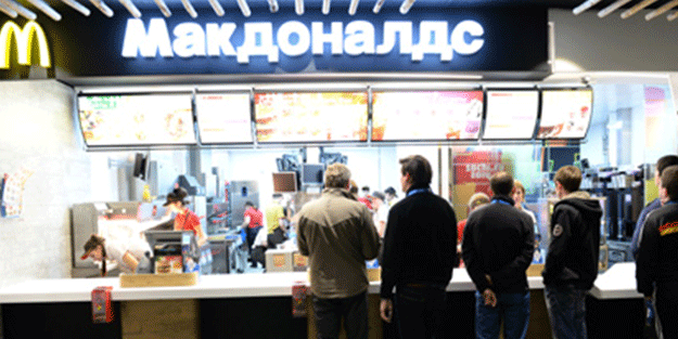 Mc Donald's'ta ayağı kayıp düştü...