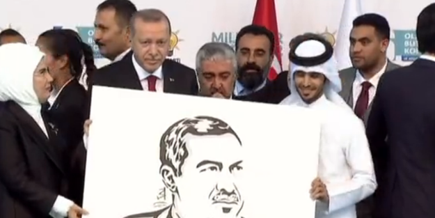 Katarlı ünlü ressam portreyi Erdoğan'a takdim etti