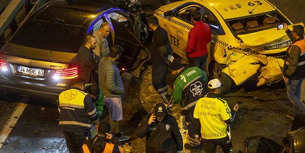 Mecidiyeköy’de 15 aracın karıştığı bir zincirleme trafik kazası yaşandı Kadının yere yığılması böyle görüntülendi