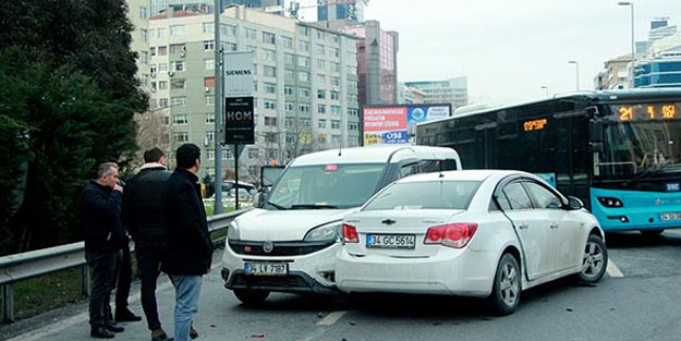 Mecidiyeköy'de 4 araç birbirine girdi! 1 yaralı