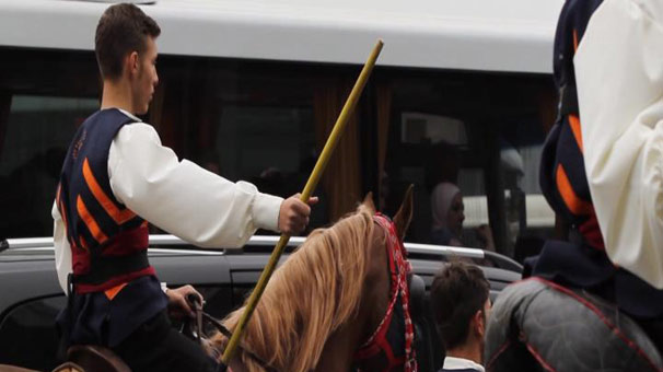 Mecidiyeköy'de atlı cirit ekibi şaşkınlığı