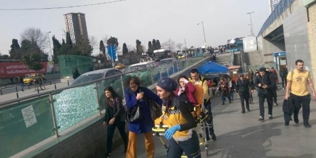 Metrobüs yolcuya çarptı!
