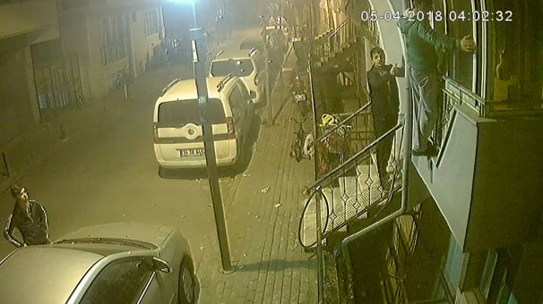 Mecidiyeköy’de pişkin hırsızlar... Camdan girip kapıdan çıktılar!