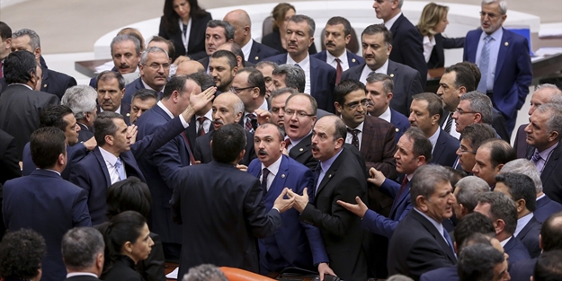 Meclis karıştı! Vekiller birbirine girdi