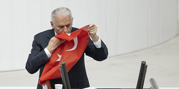 Meclis kürsüsüne son kez çıkan Binali Yıldırım'ın konuşması ayakta alkışlandı!