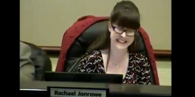 Meclis tuvaletinde mikrofonu açık unutunca...