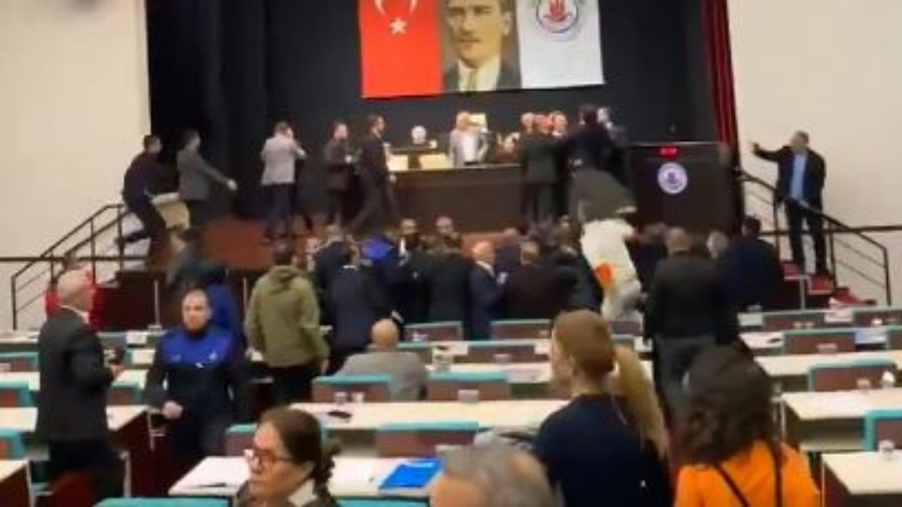 Meclis üyeleri hadlerini bildirdi! Kağıthane Belediyesi Meclisinde kayyım provokasyonu