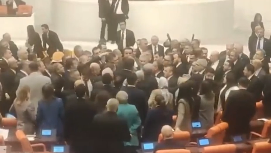 Meclis’i eşkıyalar bastı! CHP’lilerden AK Partililere şişelerle saldırı