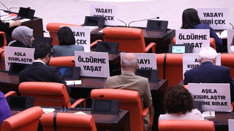 Meclis’in iki yüzlü vekilleri! Bu tepkiyi masumları katleden hevallerinize gösterin